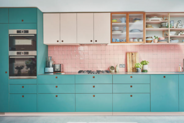 Sentuhan warna biru atau merah muda untuk kesan elegan yang ceria